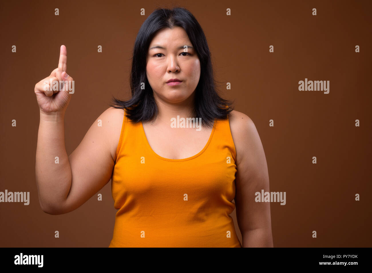 Bellissimo il sovrappeso donna asiatica puntare il dito fino Foto Stock
