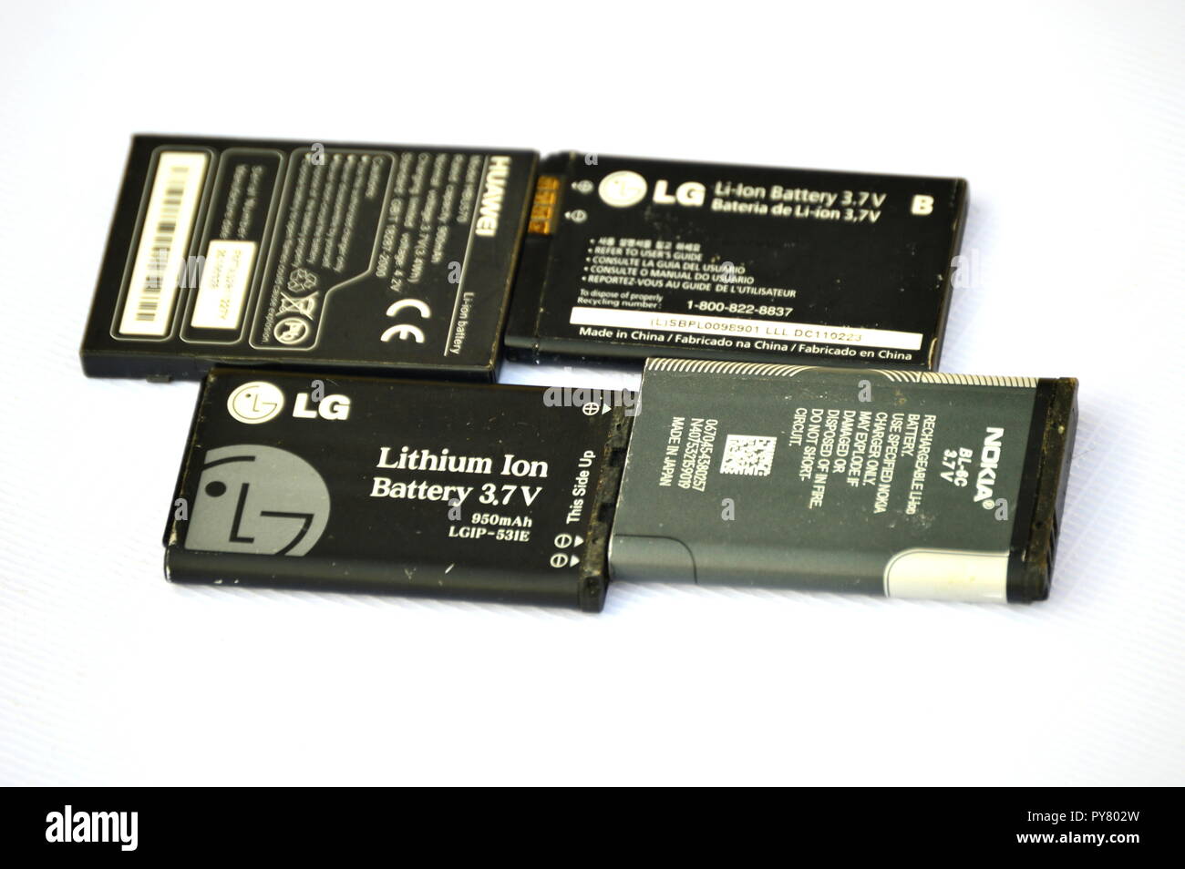 Alcune batterie agli ioni di litio su sfondo bianco Foto Stock