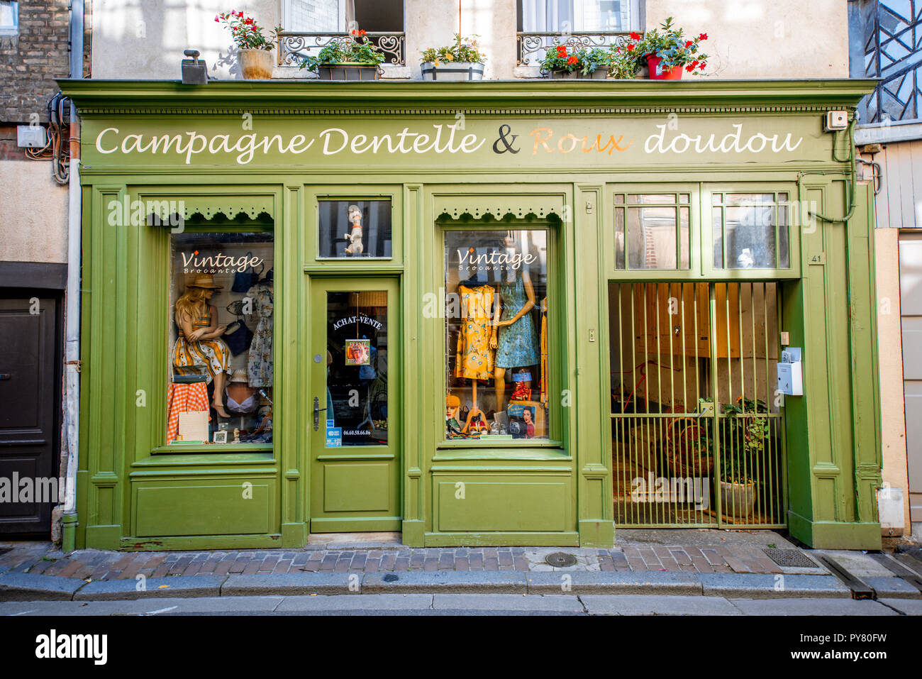 HONFLEUR, Francia - 06 Settembre 2017: Street view con bellissimi negozi con vestiti in Honfleur città vecchia, regione della Normandia in Francia Foto Stock