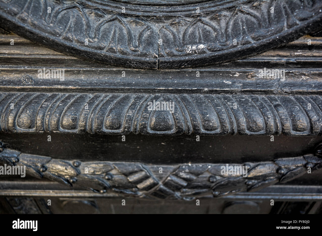 Vista ravvicinata di un frammento di antiquariato in legno invecchiato cornice decorativa con intaglio ornamento. Vecchie superfici usurate con curve forme di sfiato. Ruvido ab Foto Stock