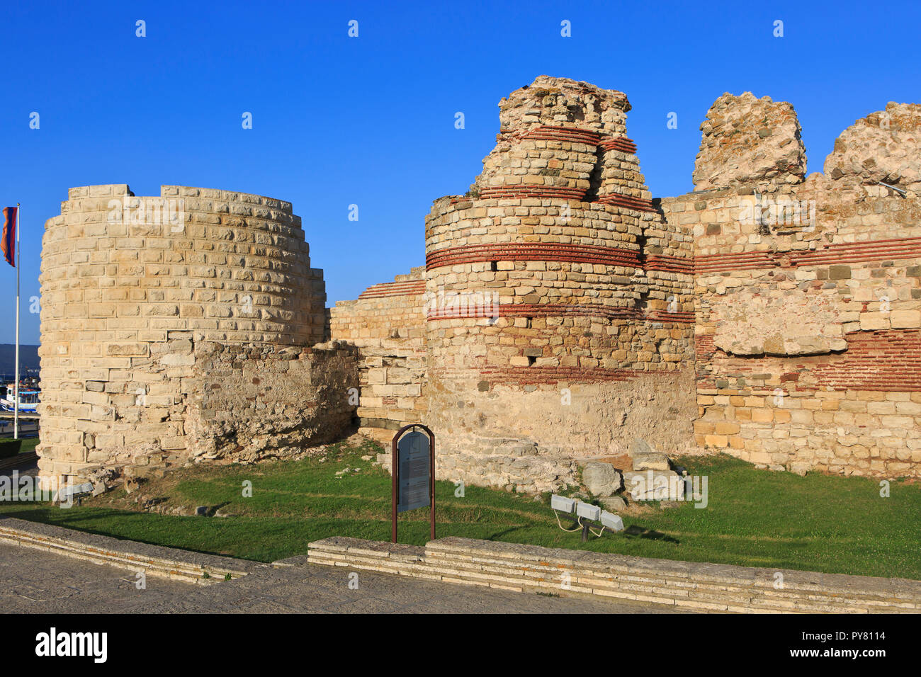 Le antiche fortificazioni presso l'entrata di Nesebar, Bulgaria Foto Stock