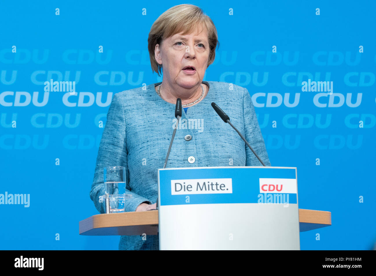 Angela Merkel parlando una settimana prima la vitale alle elezioni statali in Hessen. Foto Stock