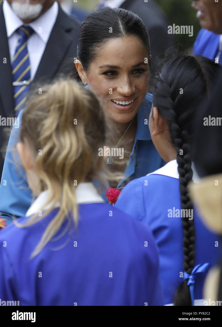 La Duchessa di Sussex colloqui con gli studenti durante una visita a Tupou College il secondo giorno della coppia reale della visita in Tonga. Foto Stock La Duchessa di Sussex colloqui con gli studenti durante una visita a Tupou College il secondo giorno della coppia reale della visita in Tonga. Foto Stock