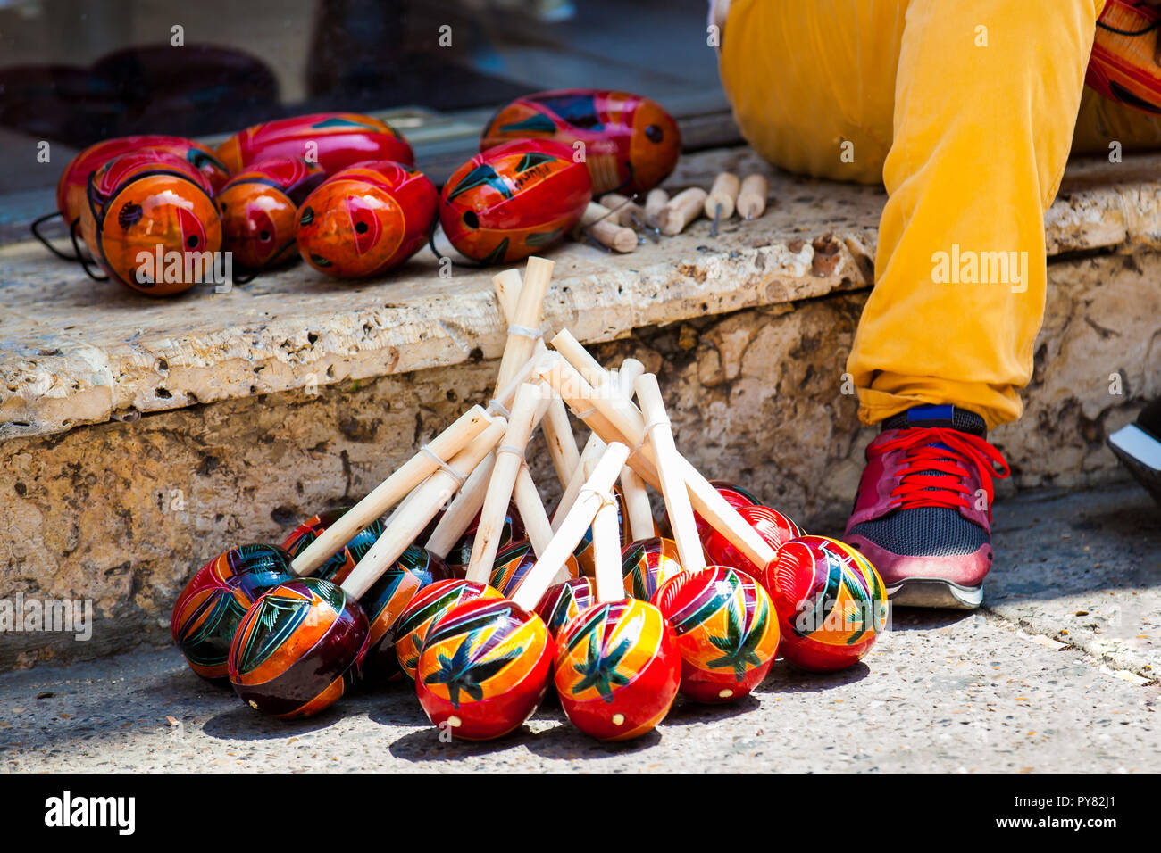 Handicraftsman fare e vendere le maracas alla città murata di Cartagena de Indias Foto Stock