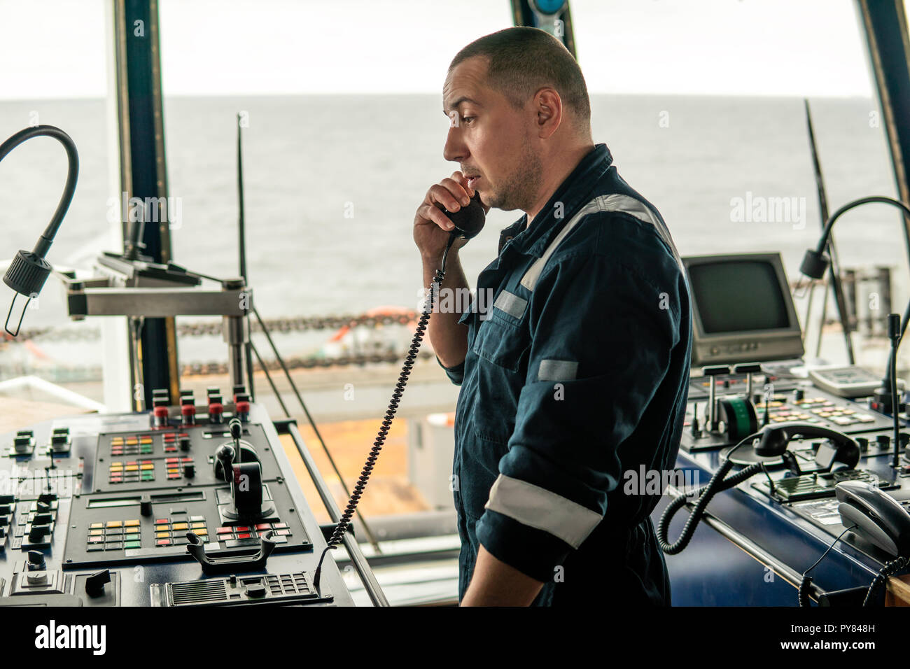 Marine Navigational officer è segnalato da una radio VHF Foto Stock