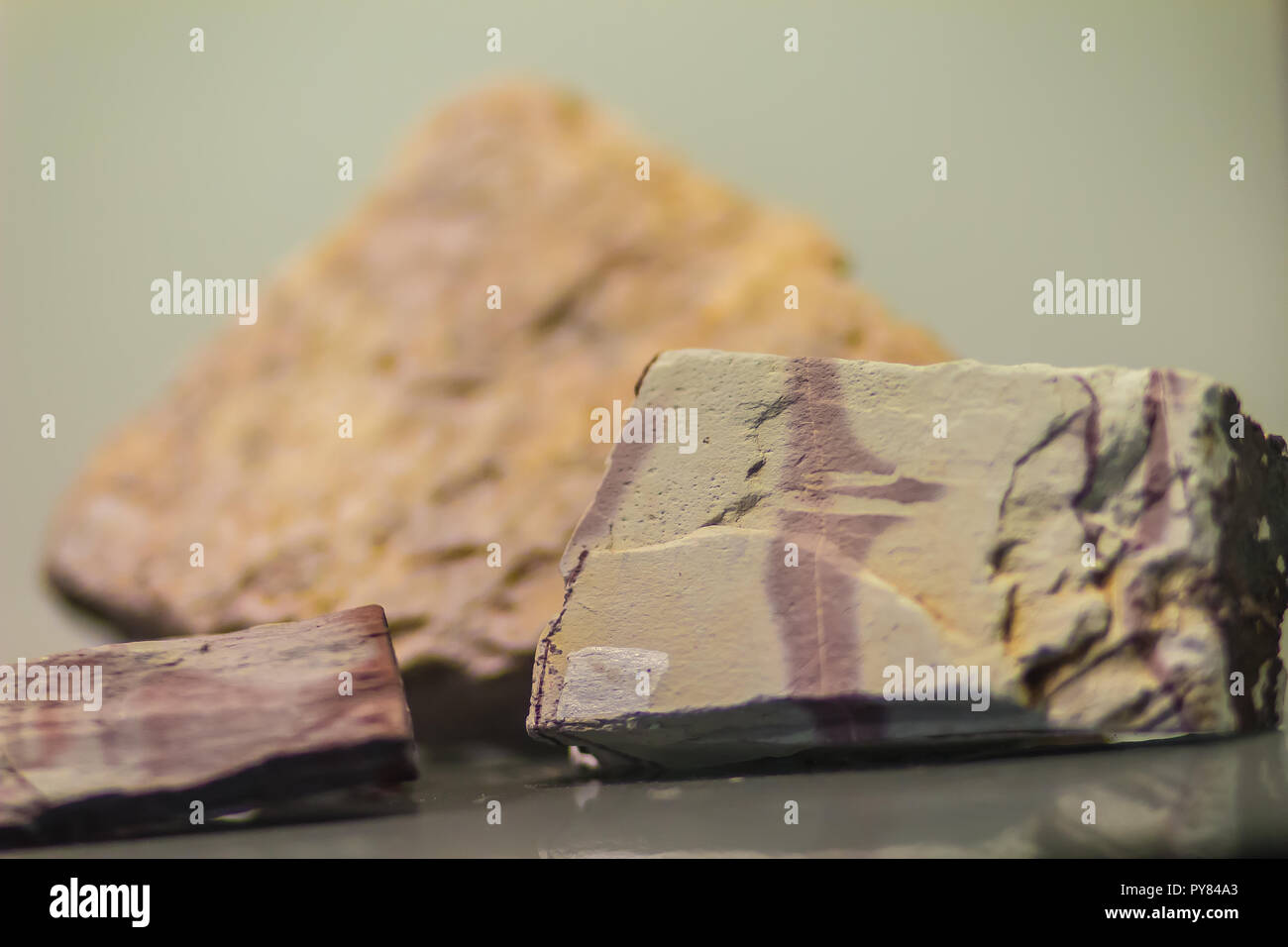 Mudstone campione di pietra da attività estrattive Industrie. Mudstone, un tipo di mudrock, è a grana fine roccia sedimentaria il cui originale costituiscono Foto Stock