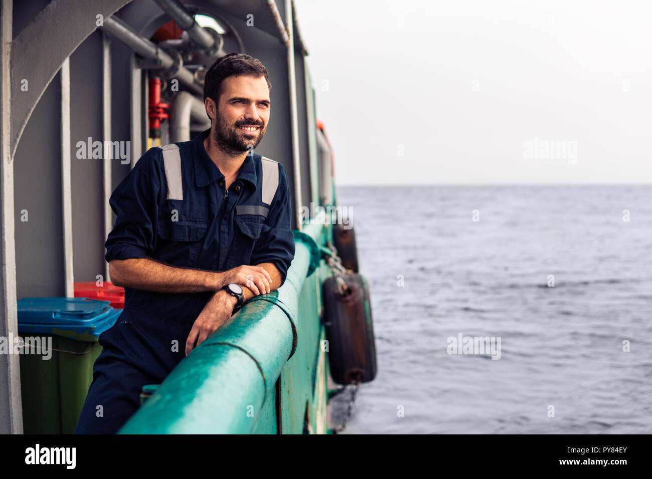 Marine ufficiale di coperta o di primo ufficiale di coperta sul ponte della  nave o nave Foto stock - Alamy