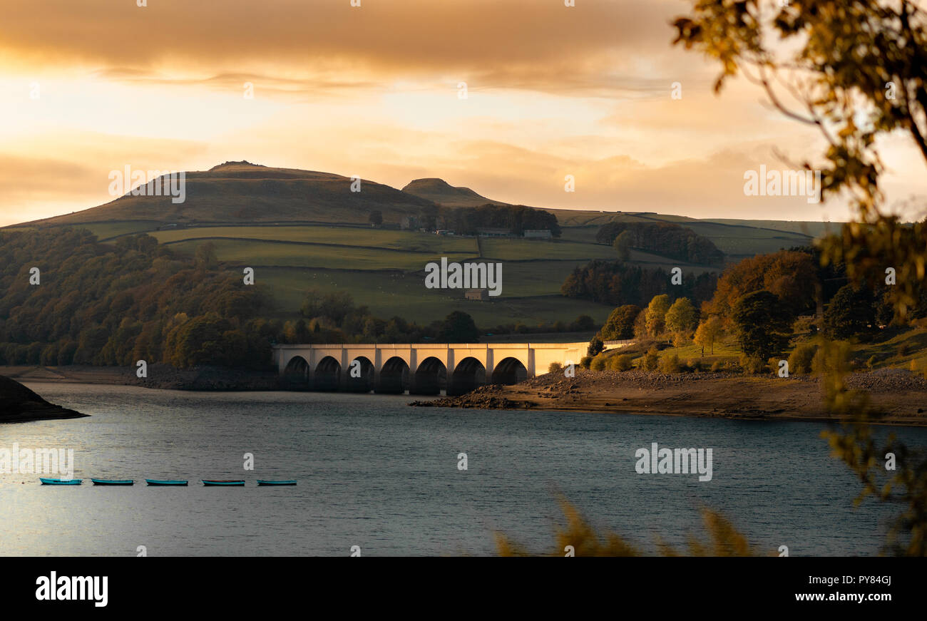 Il ponte catturati al tramonto con colori forti Foto Stock
