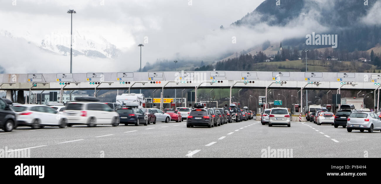 Inceppamento di traffico in toll gates, persone che viaggiano per vacanze Foto Stock