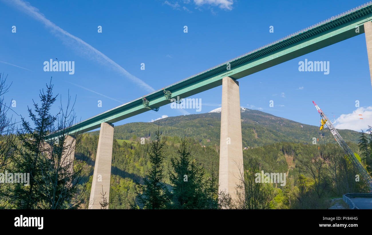 Lungo e alto ponte nella valle alpina, Europa Bridge Foto Stock