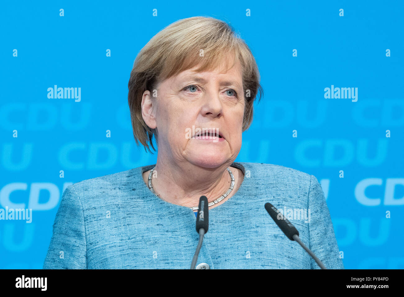 Angela Merkel parlando una settimana prima la vitale alle elezioni statali in Hessen. Foto Stock