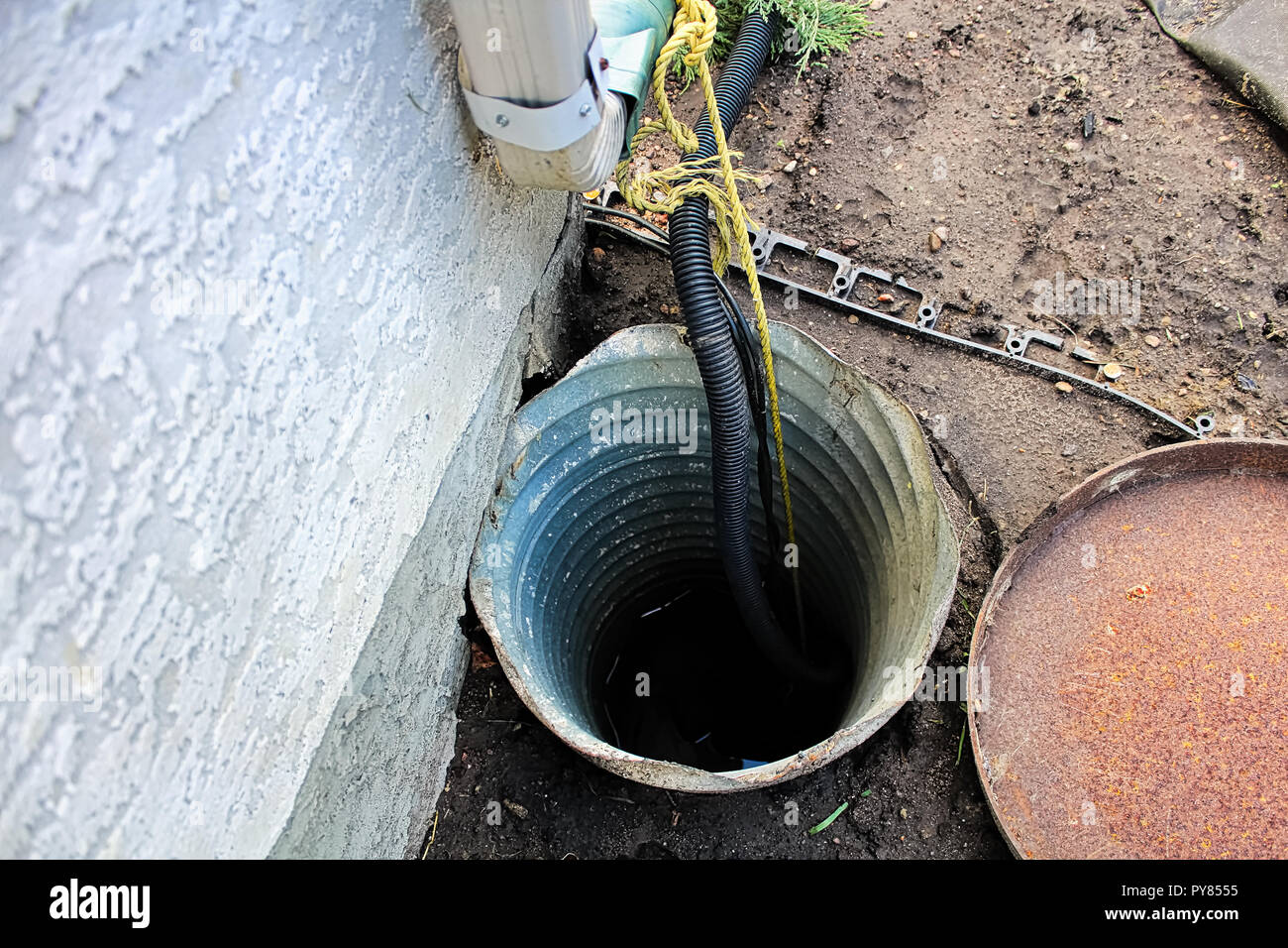 Una coppa esterna pompa installata accanto a una casa Foto Stock