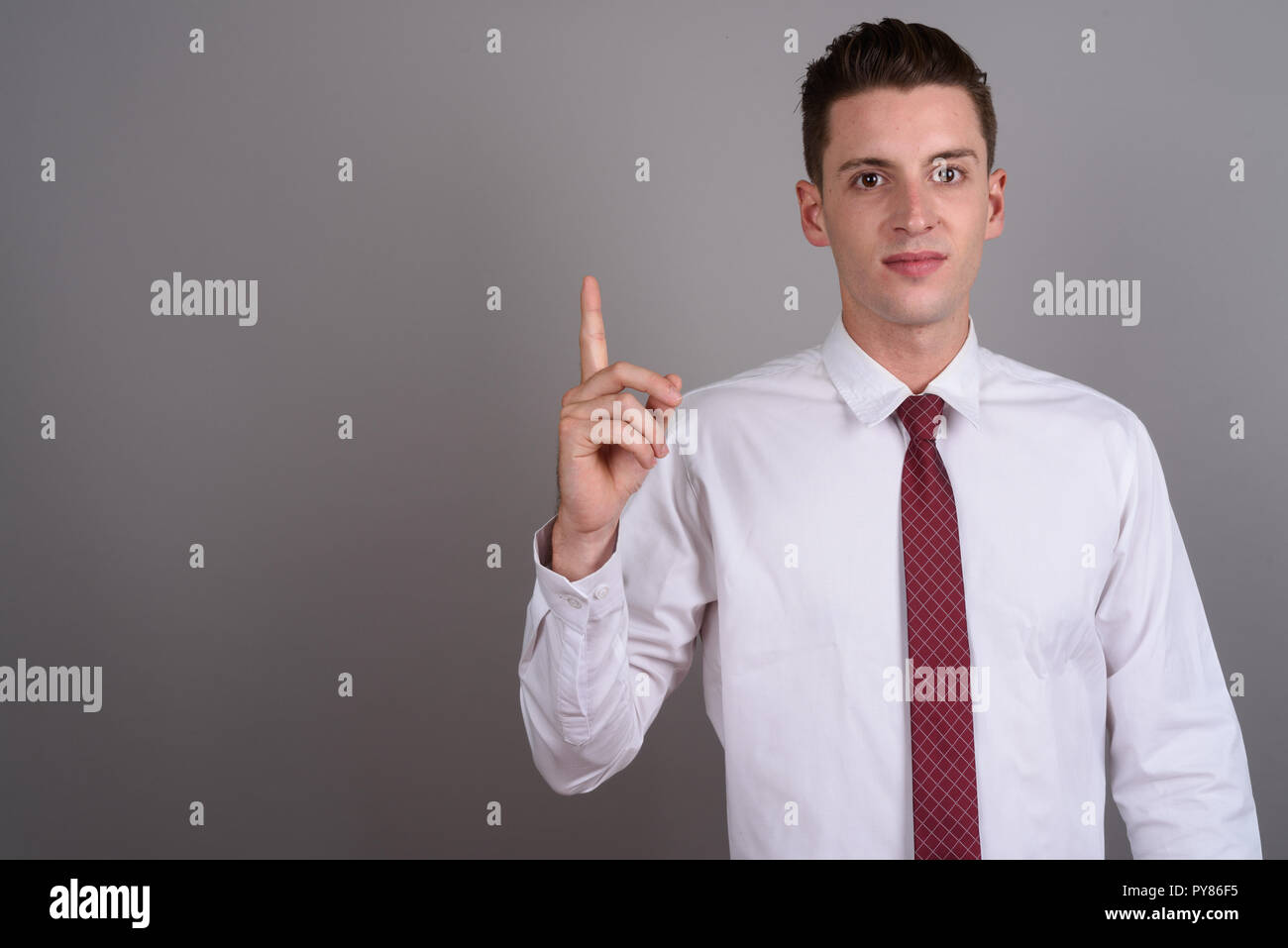 Ritratto di giovane imprenditore bello puntare il dito fino Foto Stock