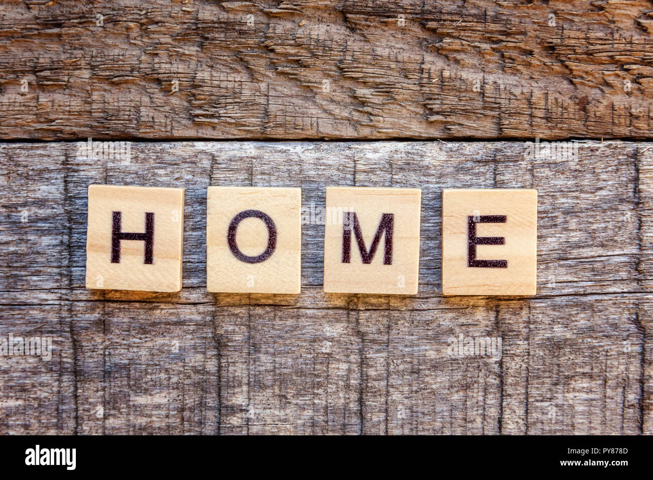 Iscrizione HOME lettere parola sulla vecchia cornice in legno. Eco Villaggio, abstract sfondo ambientale. Ipoteca Immobiliare di proprietà di assicurazione dolce ho Foto Stock