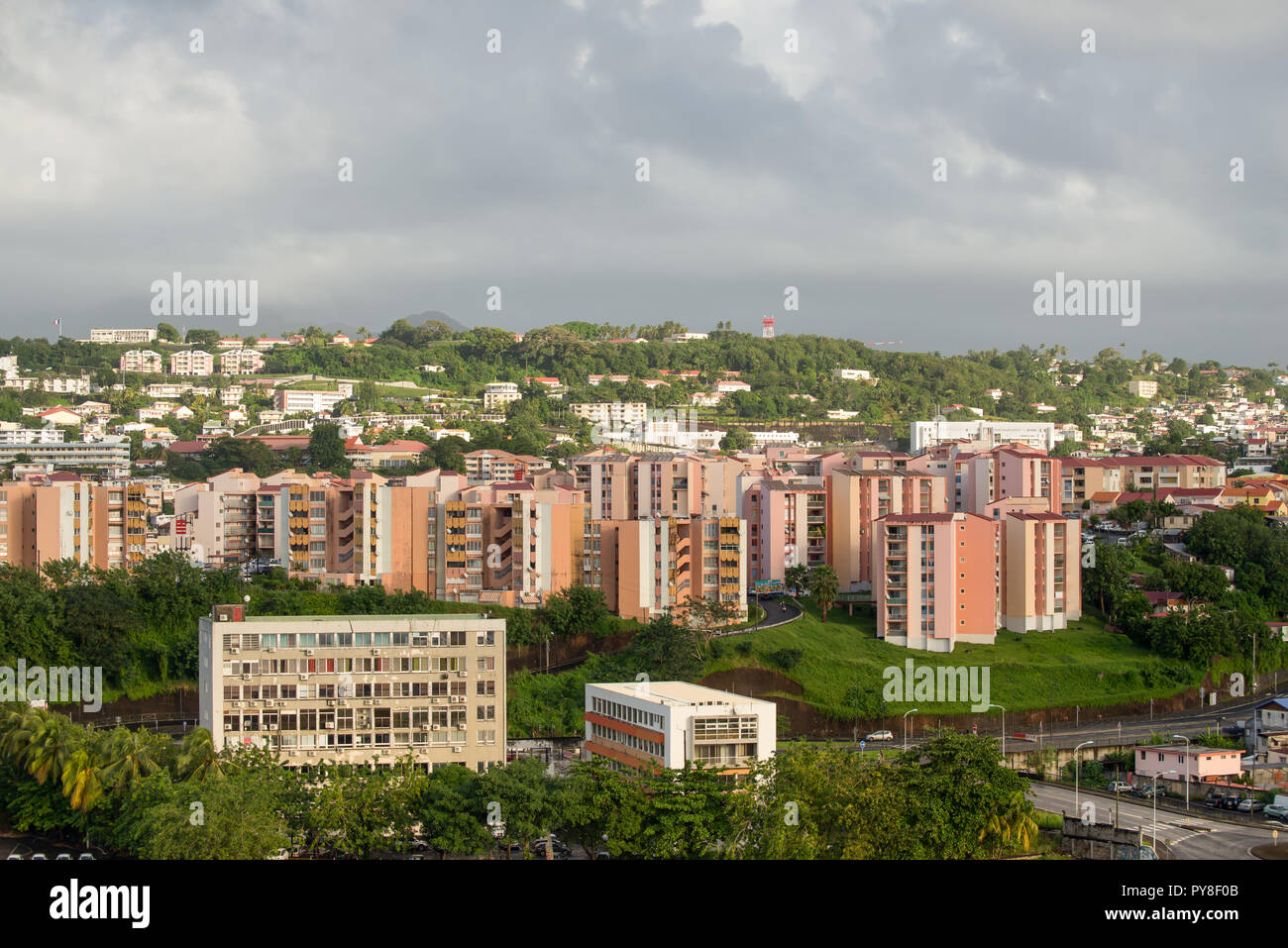 Fort-de-France, Martinica - 19 dicembre 2016: edifici residenziali su un pendio a Fort-de-France, Martinica, Piccole Antille, West Indies, cari Foto Stock