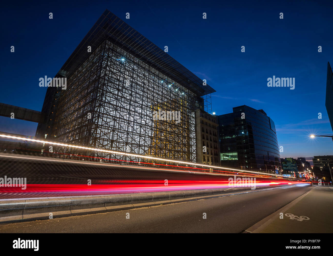 Bruxelles, traffico di fronte alla costruzione europea di notte Foto Stock