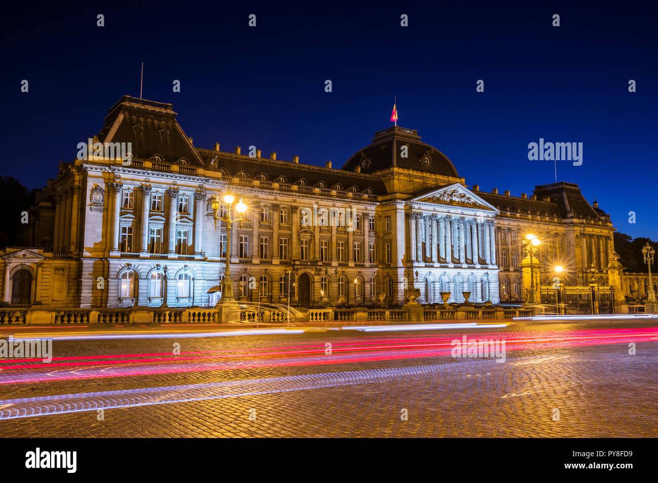Il Palazzo Reale di Bruxelles durante la notte con le luci del traffico Foto Stock