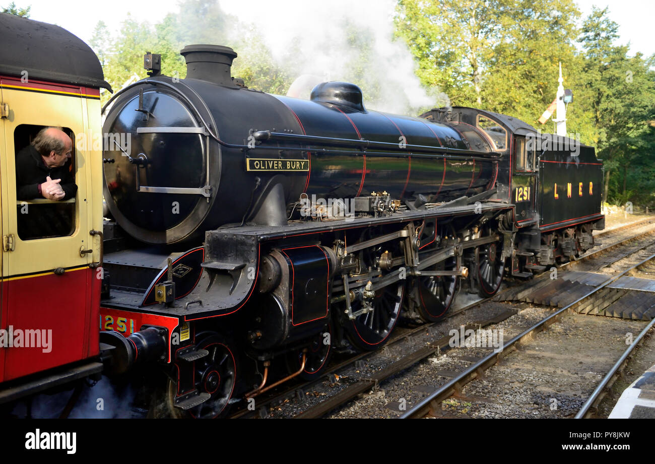 CLASSE LNER B1 n. 1264 lasciando la stazione di Goathland con il Pickering 0900 a Grosmont, 28.09.2018 travestito come ex compagno di classe n. 1251 'Oliver Bury'. Foto Stock