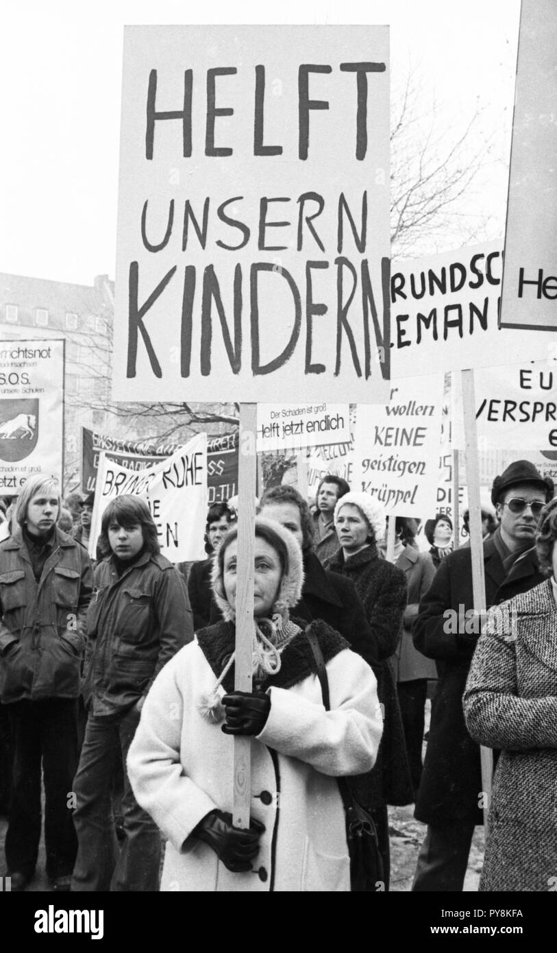 I genitori e gli studenti dimostrano insieme per un numero maggiore di insegnanti e contro il radicale decreto del 28 gennaio 1976, di fronte al nuovo municipio di Hannover. | Utilizzo di tutto il mondo Foto Stock