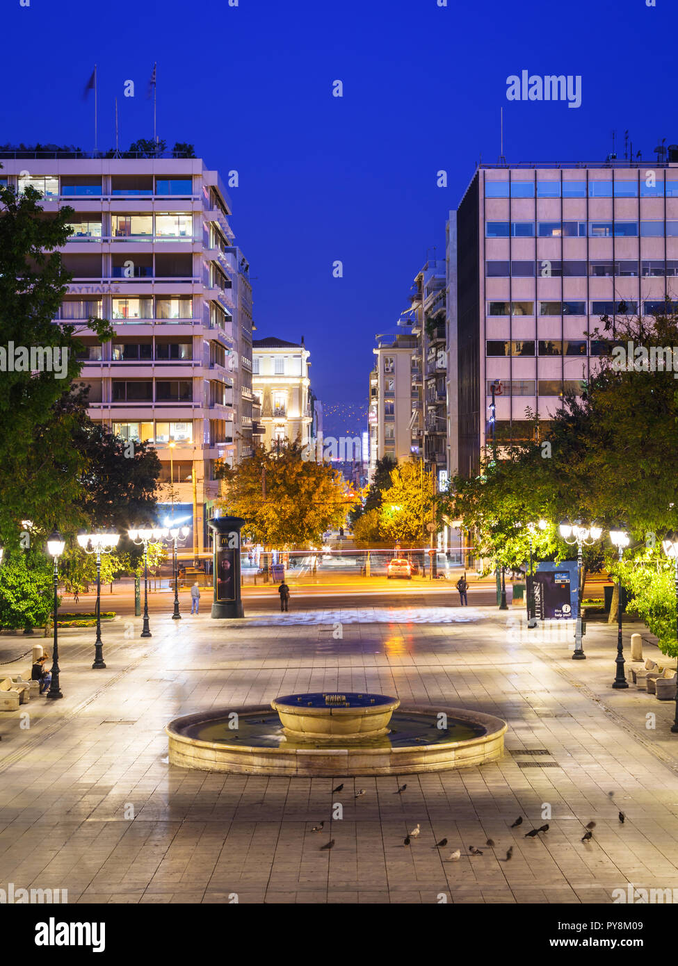 Athens, Grecia - 24 Ottobre 2018: vista dell'ateniese high street Ermou tra Syntagma Square nel centro di Atene. Foto Stock