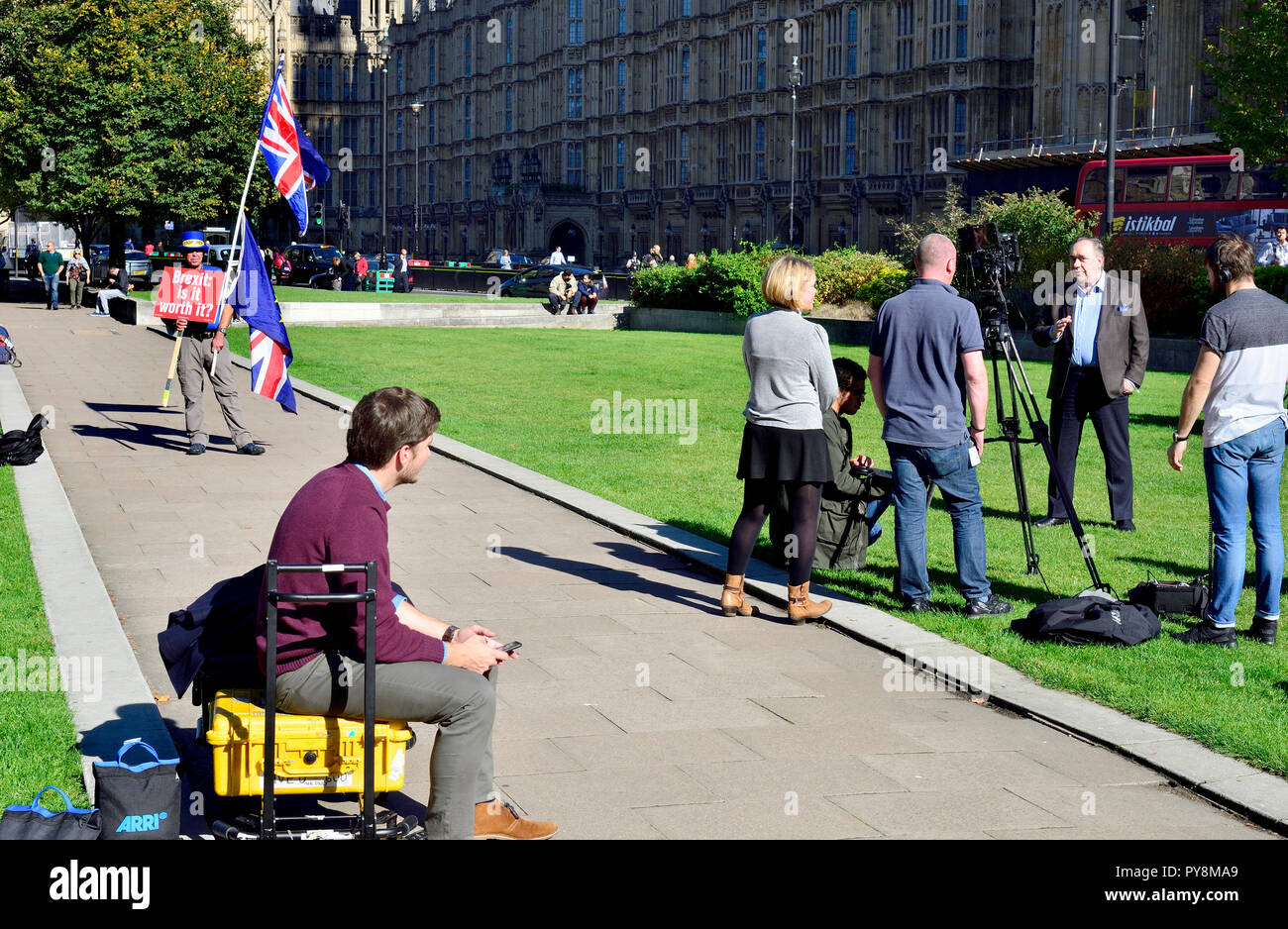 Politica broadcast TV con Alex Salmond (ex scozzese del Primo Ministro) su College Green, Westminster, Londra, Inghilterra, Regno Unito. Steve Bray, SODEM anti-B Foto Stock