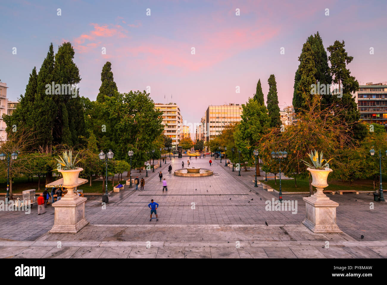 Athens, Grecia - 24 Ottobre 2018: vista dell'ateniese high street Ermou tra Syntagma Square nel centro di Atene. Foto Stock