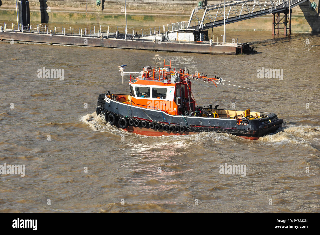 Il GPS Arcadia, rimorchiatore sul Fiume Tamigi, London, England, Regno Unito Foto Stock