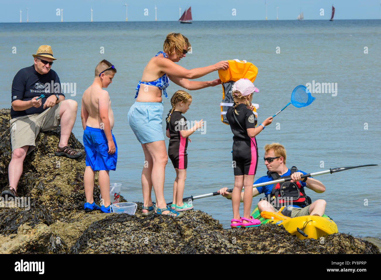 La famiglia presso la riva del mare in Herne Bay, Kent, sud-est dell' Inghilterra, Regno Unito. Foto Stock