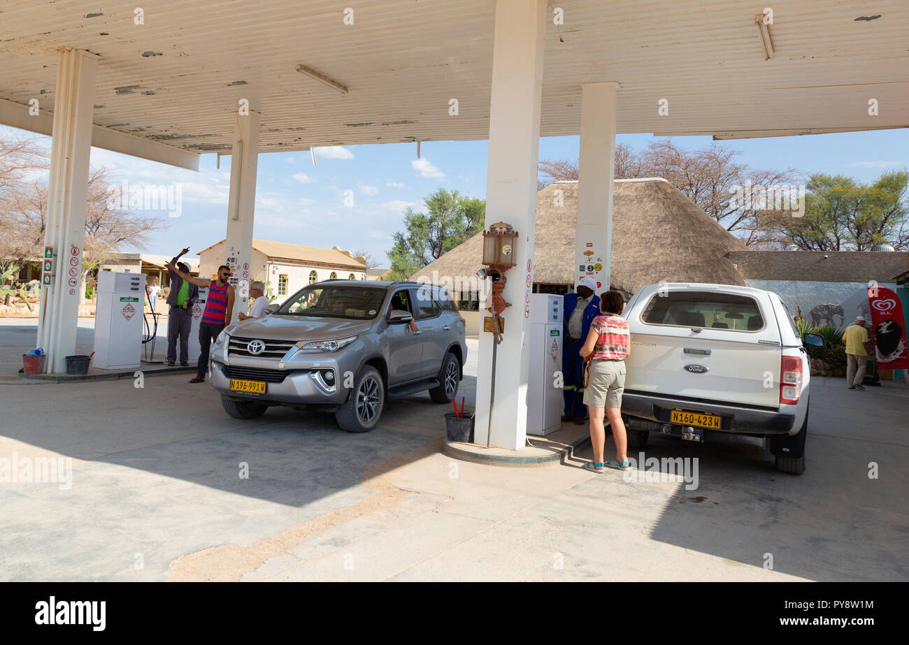 Namibia la stazione di benzina - i turisti riempiendo le loro auto con carburante ad una stazione di benzina, Solitaire, Namibia Africa Foto Stock