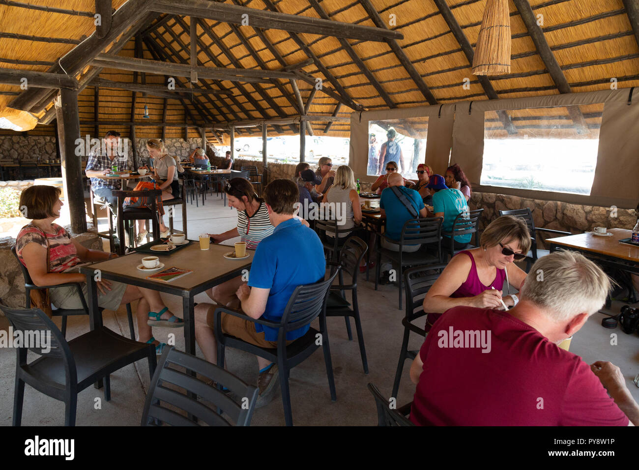 La Namibia cafe - i turisti a bere e mangiare nel panificio McGregors, solitario sul modo di Sossusvlei, Namibia Africa Foto Stock