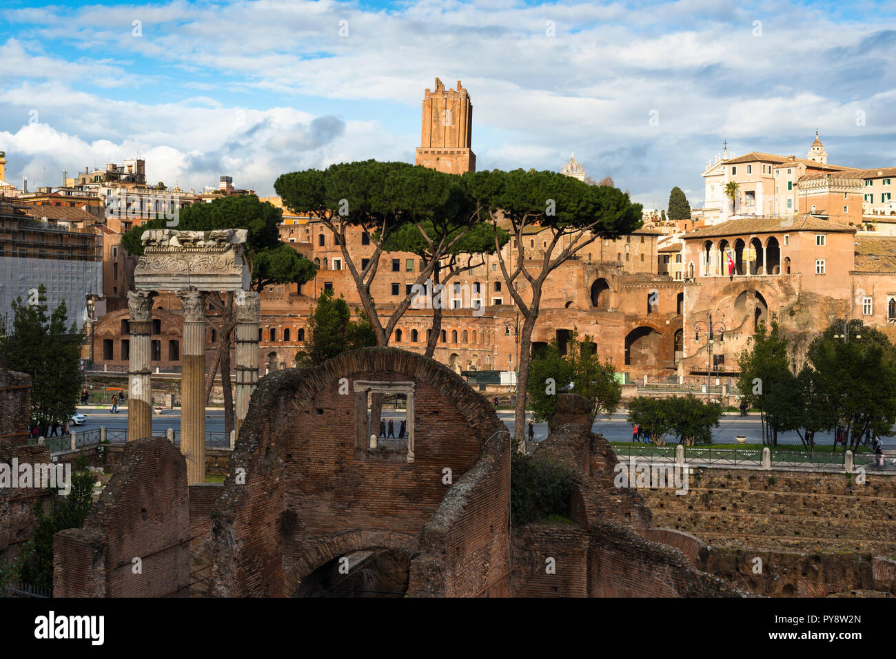 Roma antica skyline della città con il Foro di Traiano. Roma. Lazio. L'Italia. Foto Stock