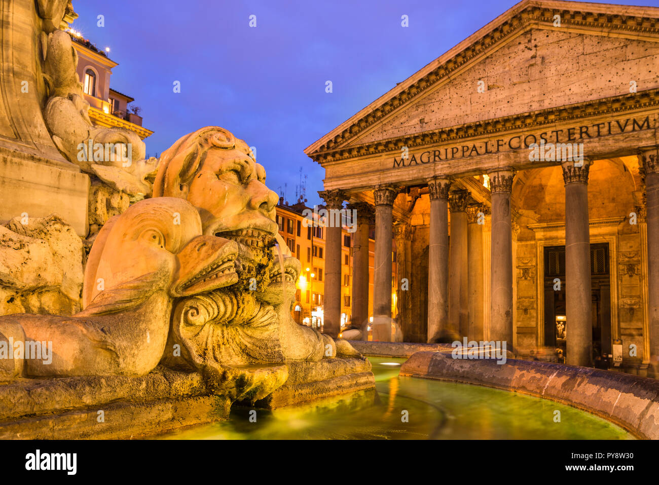 Antico tempio romano Pantheon ora una chiesa con Fontana del Pantheon al crepuscolo, Roma, lazio, Italy. Foto Stock