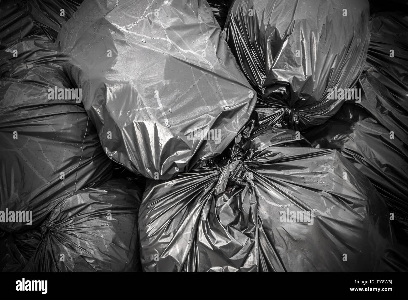 Background garbage bag , nero, rifiuti discarica di rifiuti, rifiuti, immondizia, sacchetti di plastica, la pila di posta indesiderata. Ideale per i concetti o texture. Foto Stock