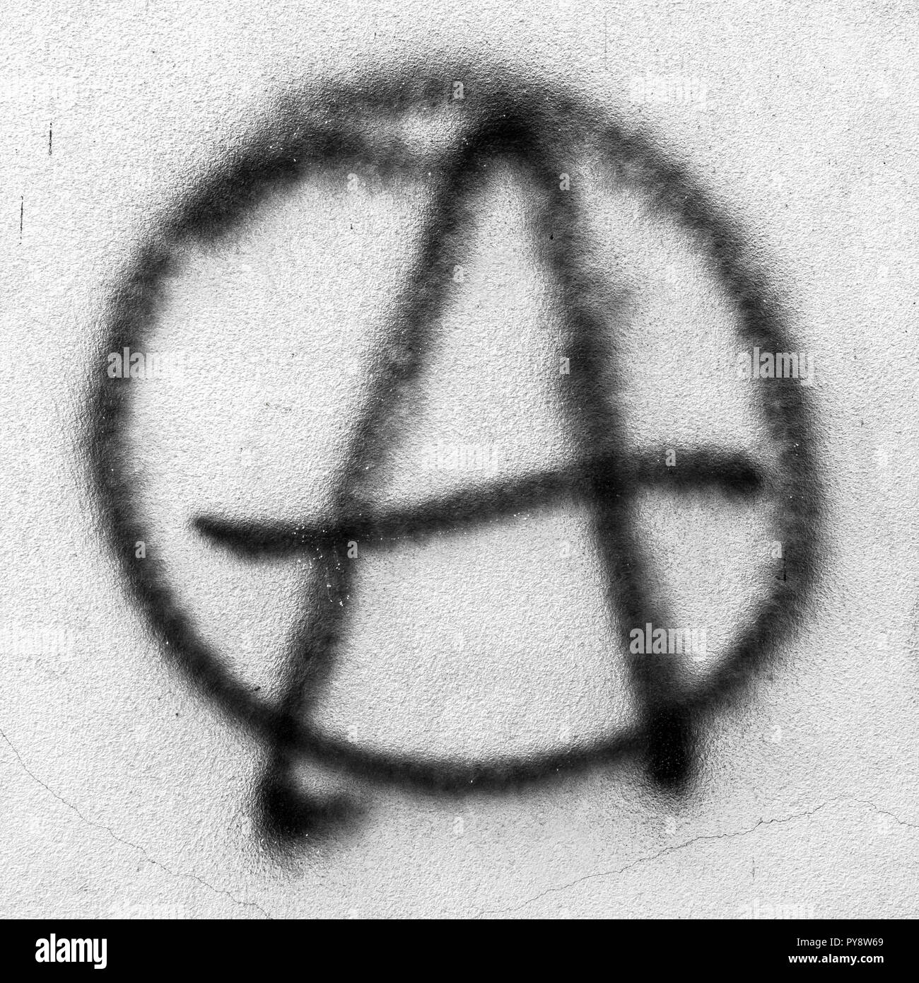 Simbolo di anarchia dipinto sul muro Foto Stock