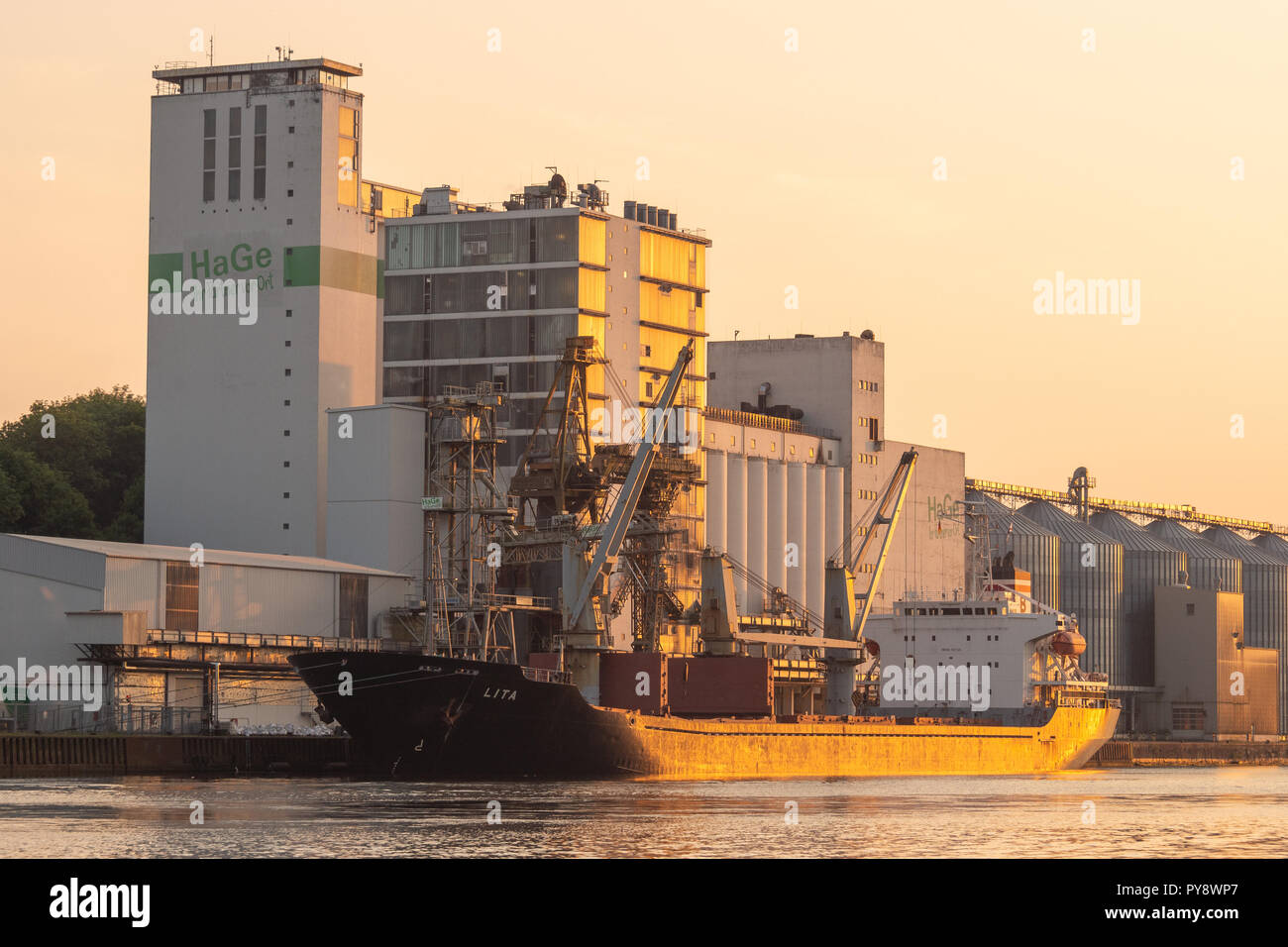 Lita il caricamento di grano al HaGe-Terminal in Kiel Foto Stock