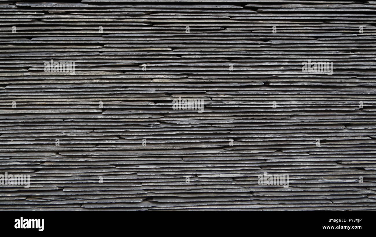 Grigio scuro pavimenti in piastrelle di ardesia testurizzato di formatura in bianco e nero dell'immagine di sfondo Foto Stock