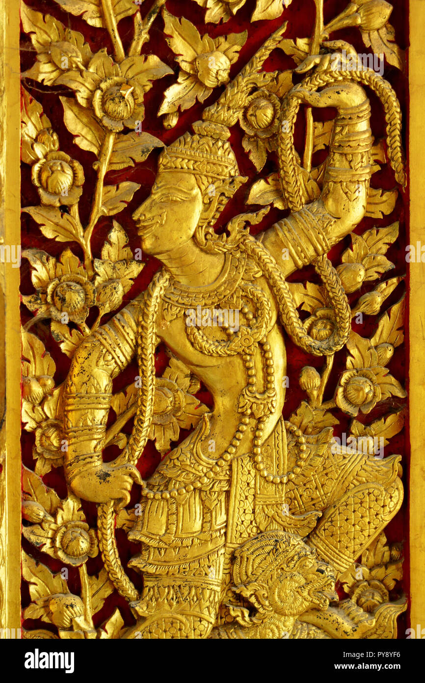 Thai angolo della scultura in legno verniciato con colore dorato a;modi trovati al tempio o palazzo della porta Foto Stock