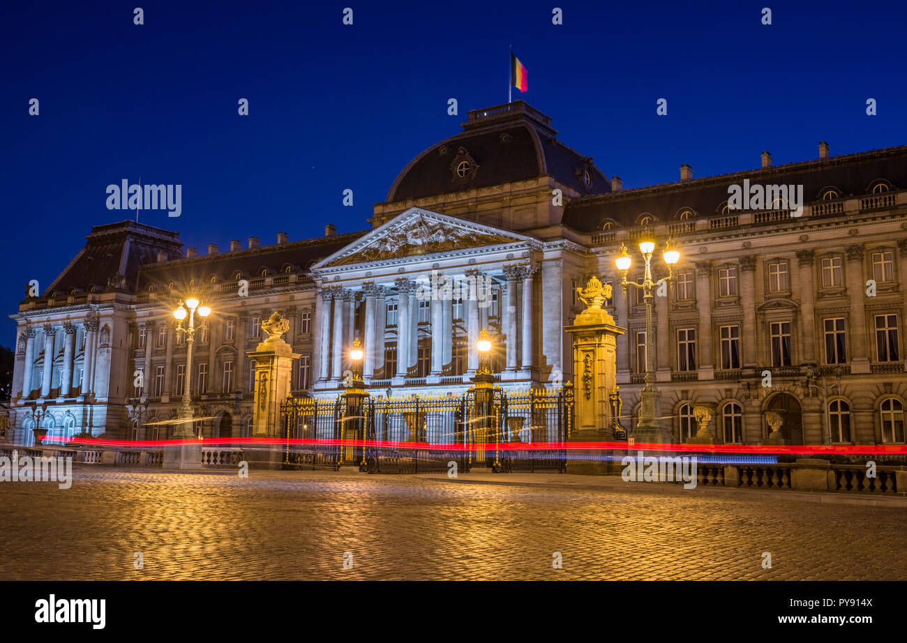 Il Palazzo Reale di Bruxelles di notte Foto Stock