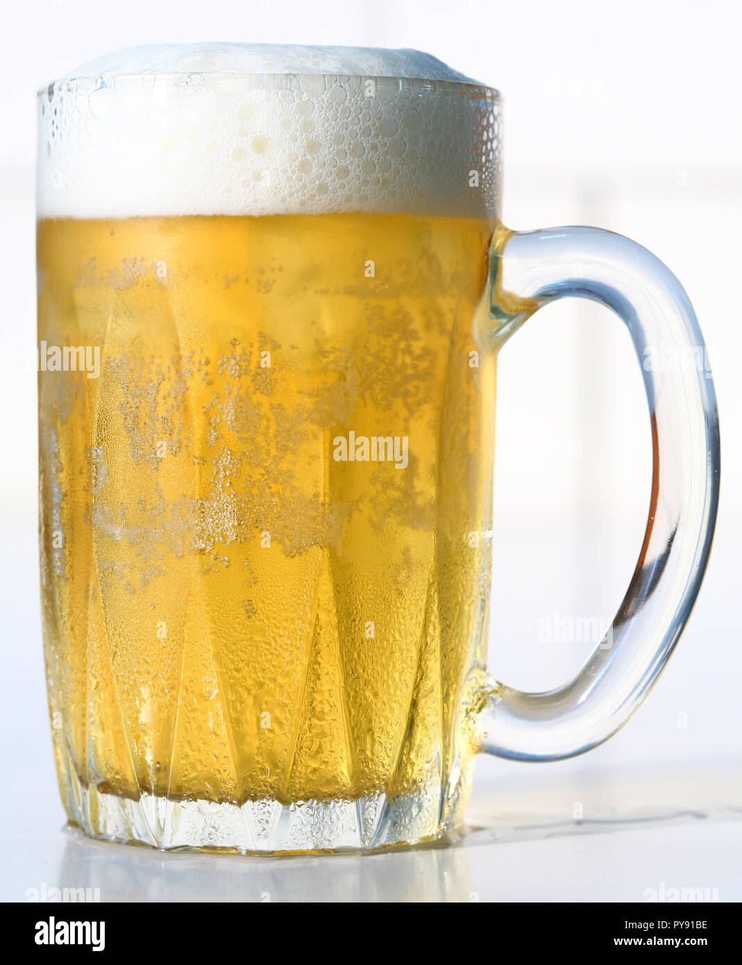 Chiudere su di un bicchiere di birra Foto Stock