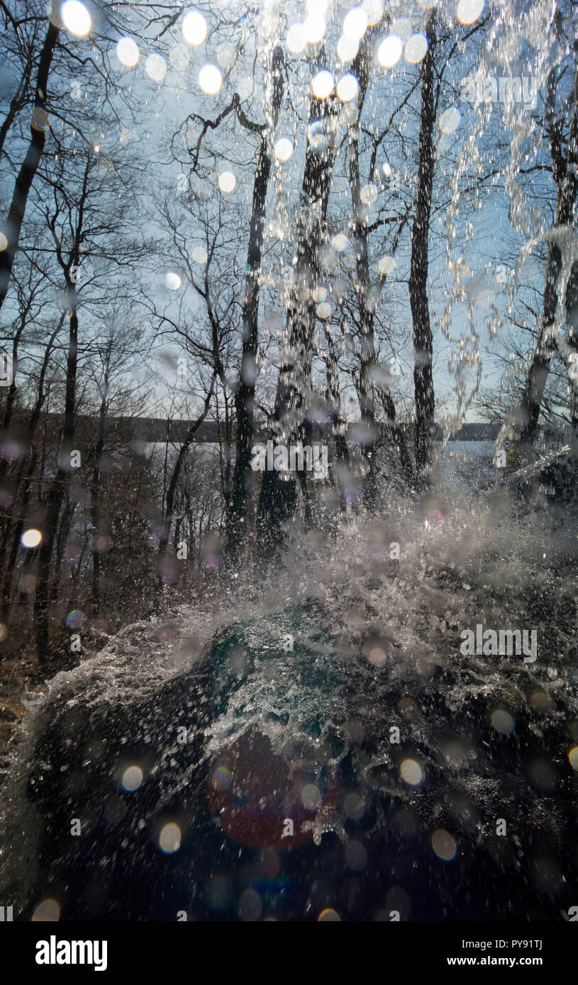 Una cascata è un luogo dove l'acqua scorre su una caduta verticale o una serie di ripide cadute nel corso di un ruscello o fiume. Le cascate si verificano anche quando Foto Stock