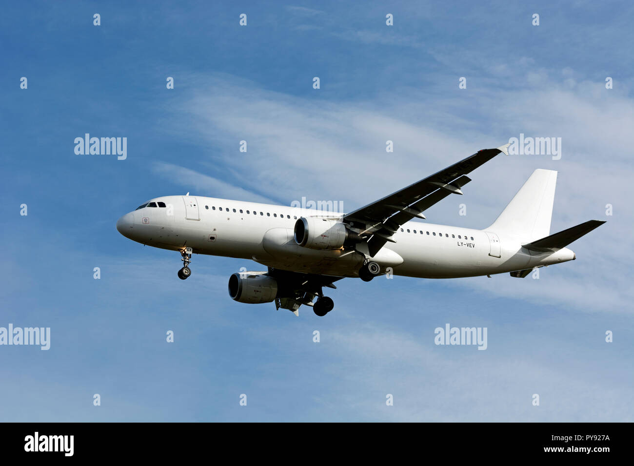 Avion Express Airbus A320-211 atterraggio all'Aeroporto di Birmingham, UK (LY-VEV) Foto Stock