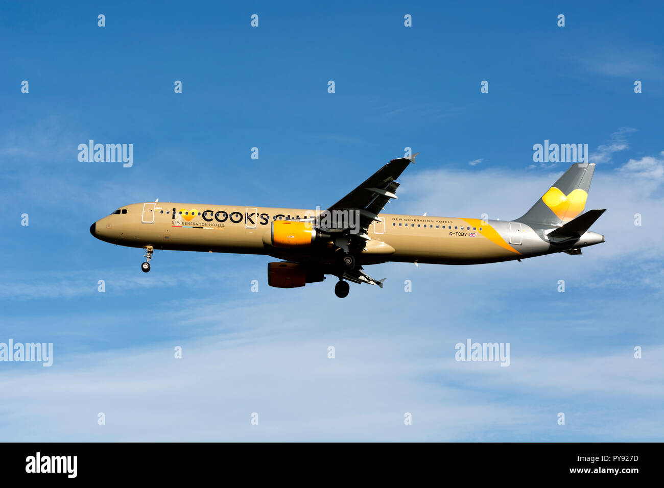 Thomas Cook Airbus A321-211 in Cook's Club livrea atterraggio all'Aeroporto di Birmingham, UK (G-TCDV) Foto Stock