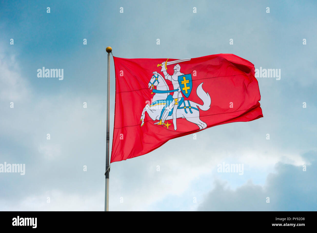 Bandiera della Lituania, vista della bandiera di Stato lituana che mostra un cavaliere bianco a cavallo bianco su sfondo rosso, Vilnius Foto Stock