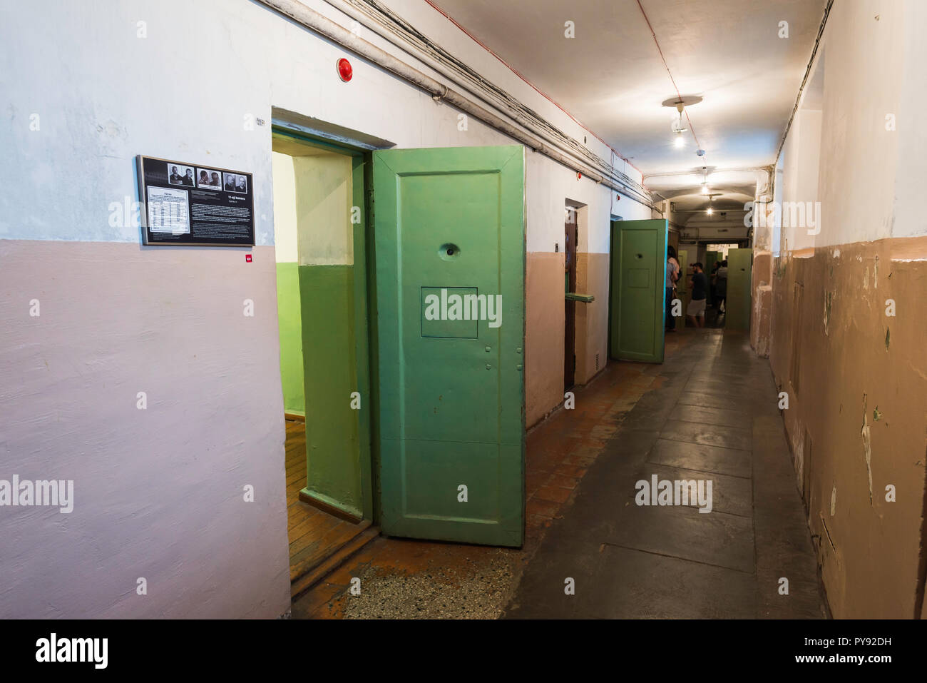 Vilnius Museo del Genocidio vittime, vista di un corridoio nel seminterrato del museo che mostra ex carcere di cellule utilizzate durante il nazismo e occupazioni sovietico. Foto Stock