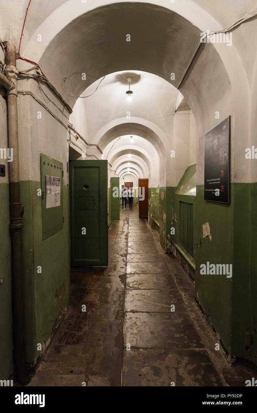 Vilnius Museo del Genocidio vittime, vista di un corridoio nel seminterrato del museo che mostra ex carcere di cellule utilizzate durante il nazismo e occupazioni sovietico. Foto Stock