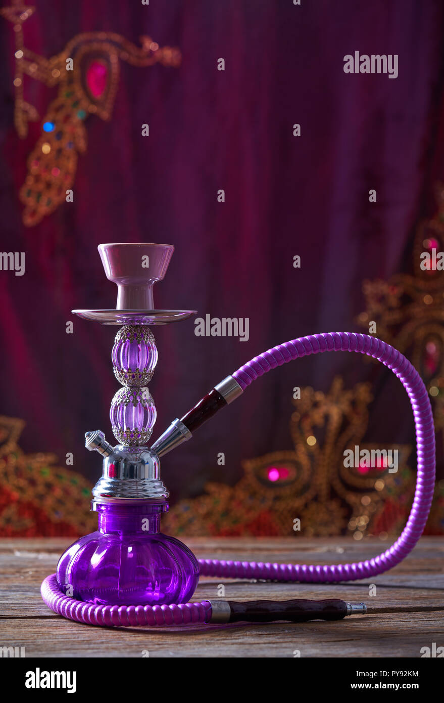 Hookah shisha viola fumo tubo di vetro Foto stock - Alamy