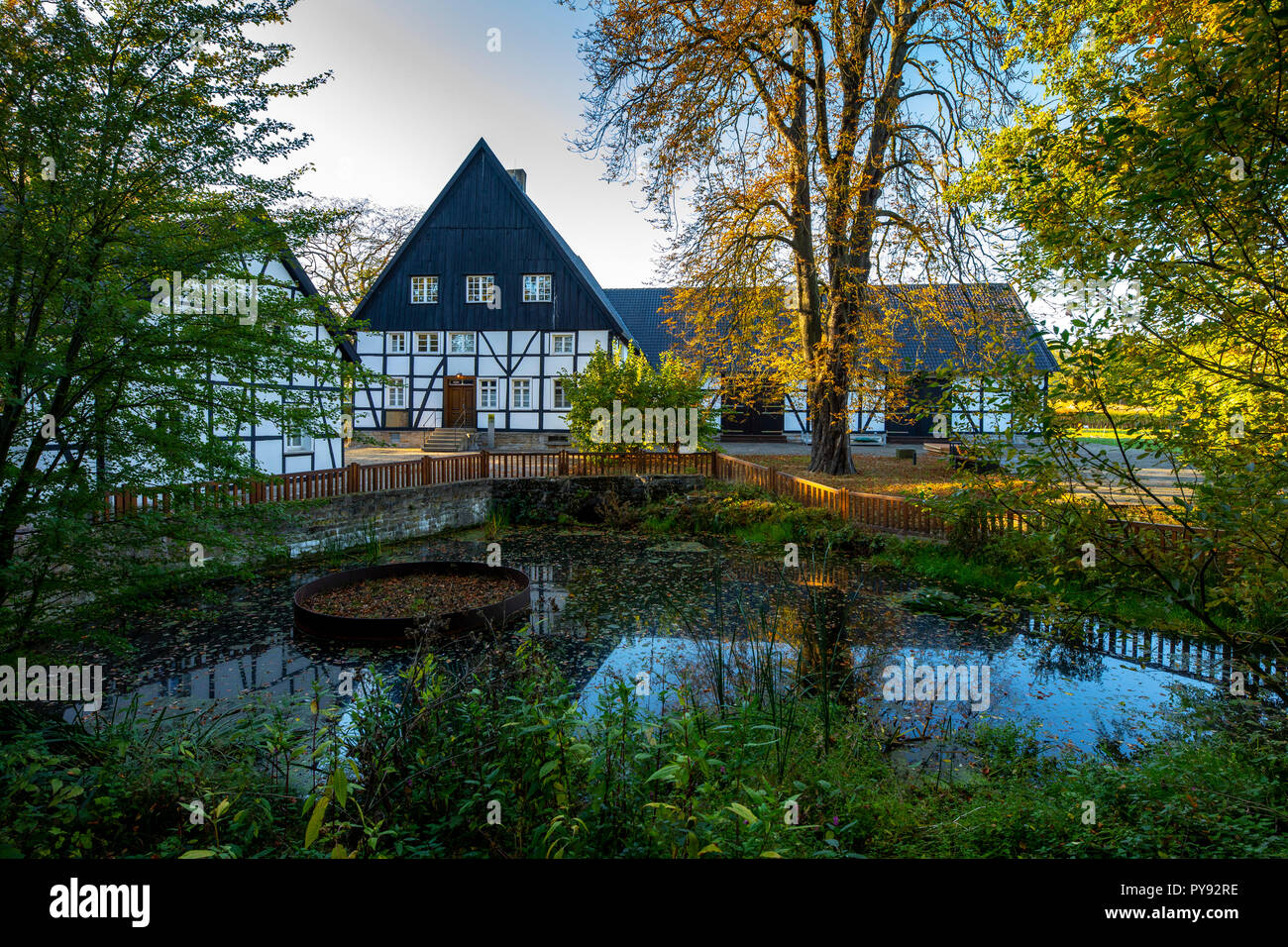 Emscherquellhof, fonte di Emscher, fiume nella zona della Ruhr, in Holzwickede, Germania, Foto Stock
