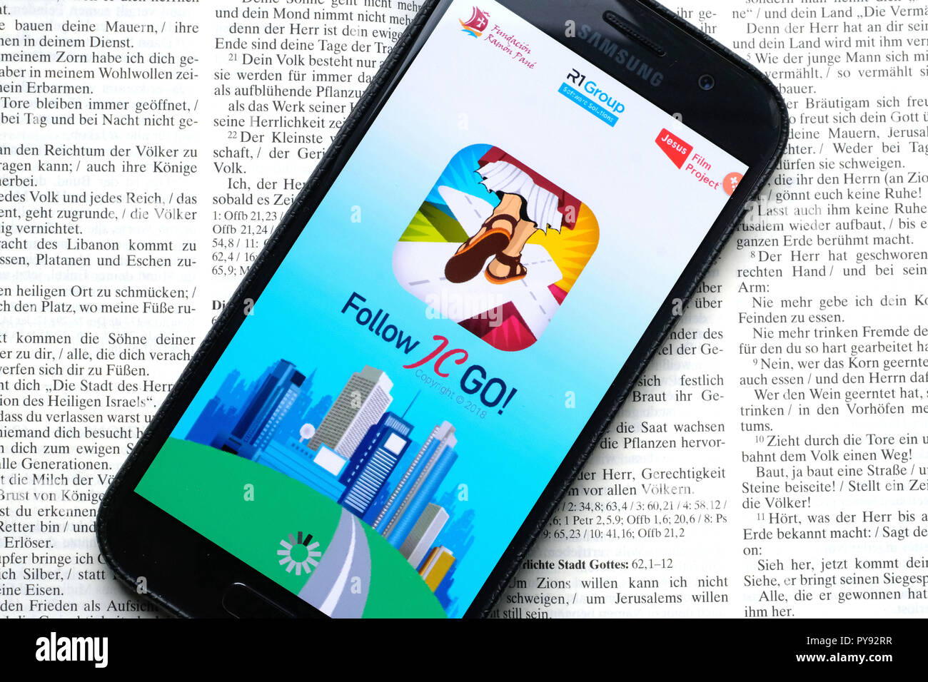 Vaticano rilascia lo smartphone app "Seguire JC GO!" (seguire Gesù Cristo), che è quasi identico al modello Pokémon andare. Invece di mostri, santi sono ora ricercata e catturato in Vaticano gioco. Il gioco è attualmente disponibile solo in spagnolo, le versioni in altre lingue verrà rilasciato a breve. La foto mostra la pagina di login di "seguire JC GO!' su uno smartphone. Foto Stock