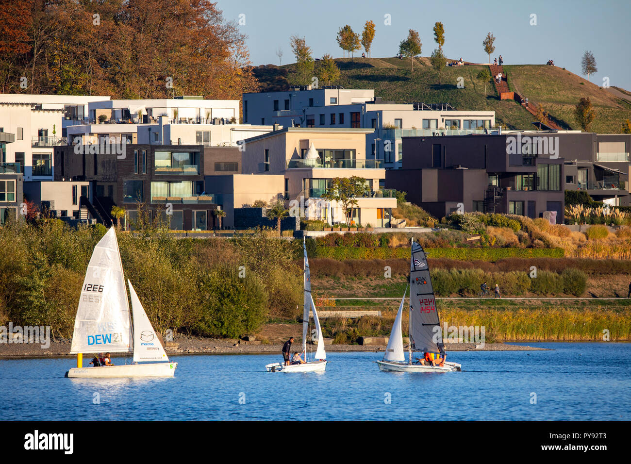 Il Phoenix lago nel distretto di Dortmund Hšrde, un lago artificiale sulla ex impianto siderurgico Phoenix-East, sviluppo residenziale, area ricreativa, ga Foto Stock