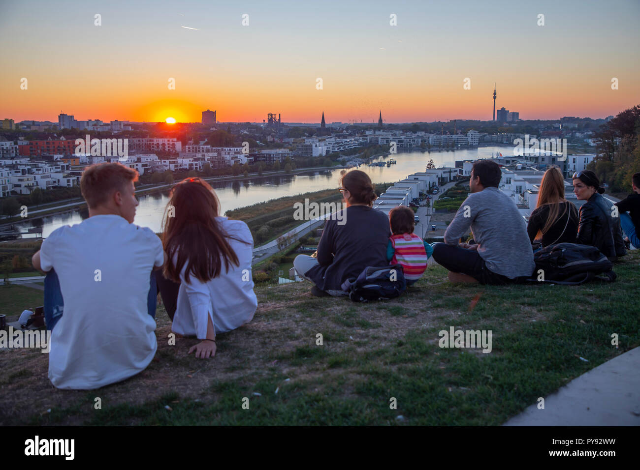 Il Phoenix lago nel distretto di Dortmund Hšrde, un lago artificiale sulla ex impianto siderurgico Phoenix-East, sviluppo residenziale, area ricreativa, ga Foto Stock